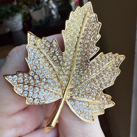 KJL Kenneth Jay Lane Maple Leaf encrusted with Swarovski crystals - Picture 1 of 7